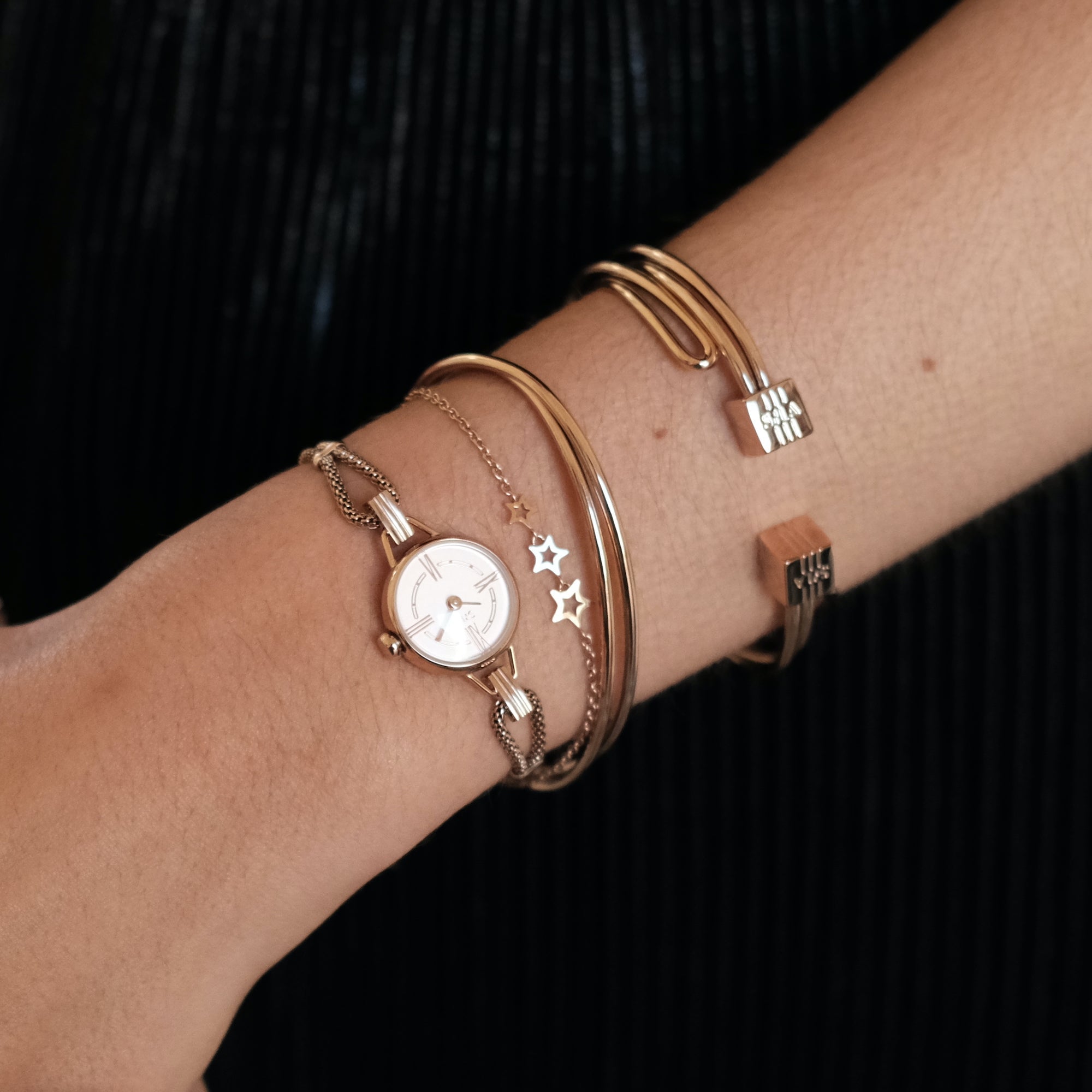 Women's watch with interchangeable straps